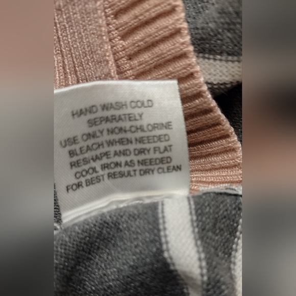 Hippie Rose V-neck Sweater- junior medium - Picture 9 of 9